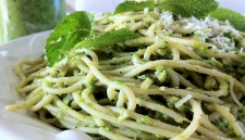 Spaghetti con pesto di menta e pomodorini pachino saltati