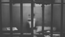 Meno reati più detenuti e in carcere si continua a morire
